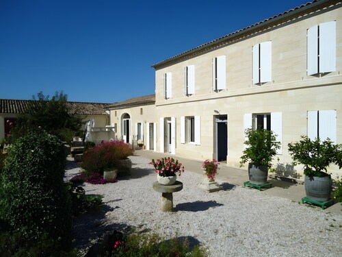 Gite La Roseraie : terrasse privée, Wi-Fi et climatisation à Saint-Émilion