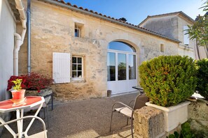 Outdoor dining - Gite La Roseraie: Private Terrace, Wi-Fi, and Air Conditioning in Saint-Émilion (Saint-Émilion)
