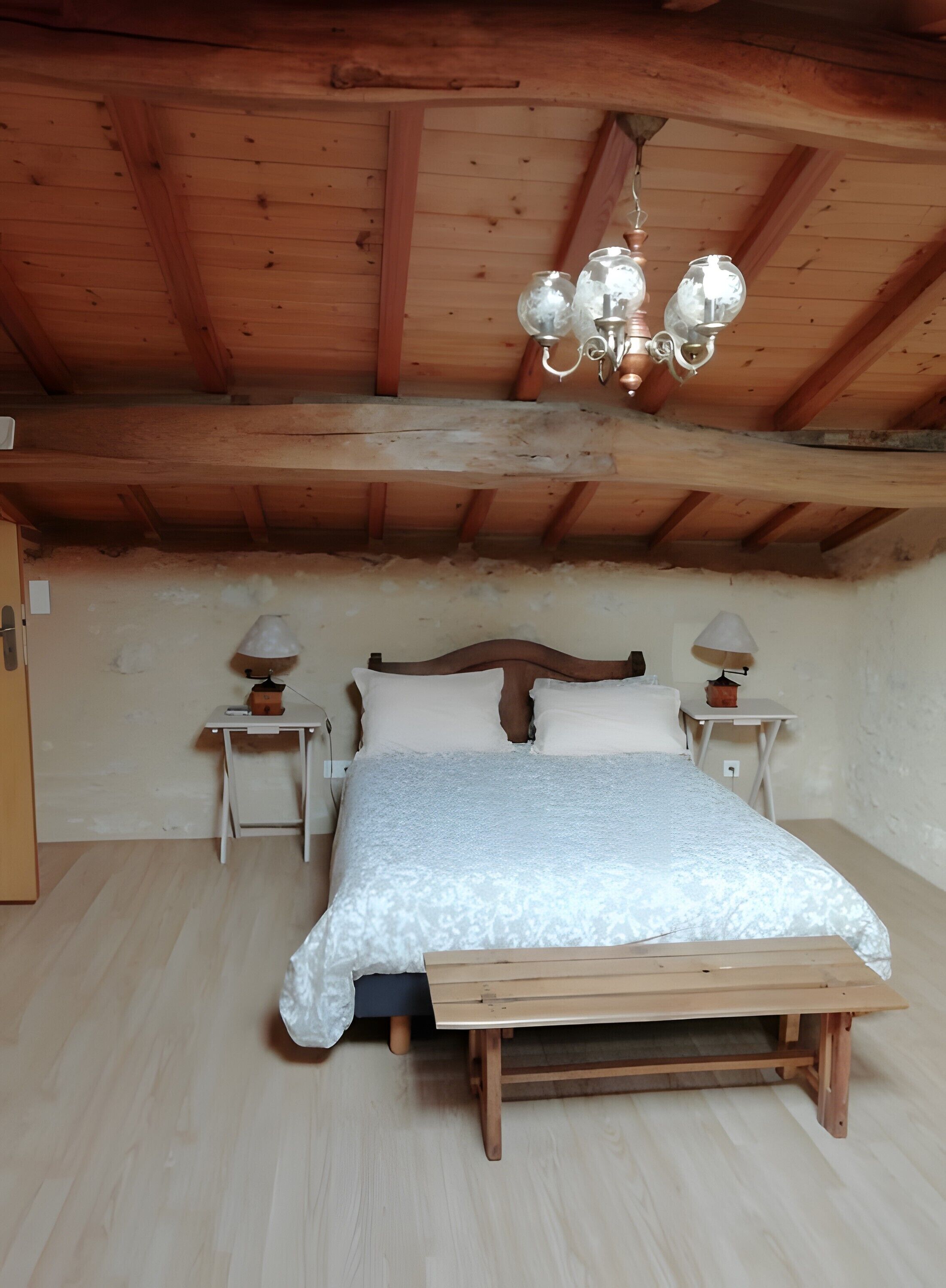 Een strijkplank/strijkijzer, wifi, beddengoed