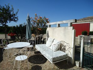 Outdoor dining - La Roseraie Guest Room with Private Terrace, Garden & Wi-Fi in Saint-Émilion (Saint-Émilion)