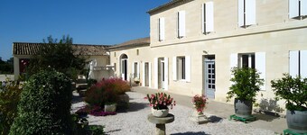 La Roseraie Guest Room with Private Terrace, Garden & Wi-Fi in Saint-Émilion