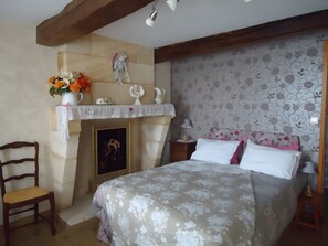 WiFi, bed sheets - La Roseraie Guest Room with Private Terrace, Garden & Wi-Fi in Saint-Émilion (Saint-Émilion)