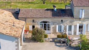 Exterior - La Roseraie Guest Room with Private Terrace, Garden & Wi-Fi in Saint-Émilion (Saint-Émilion)