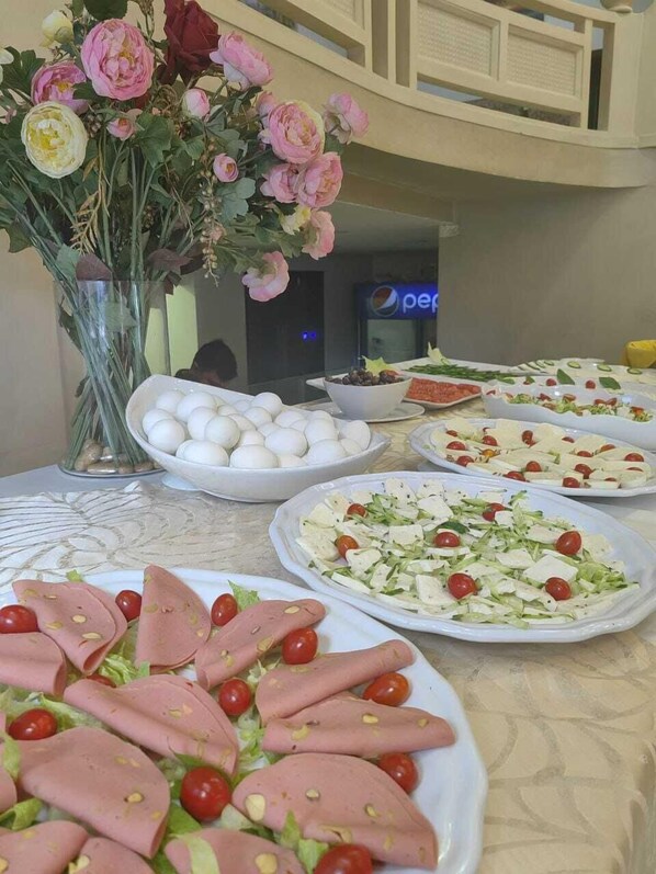 Daily buffet breakfast (USD 3.00 per person)