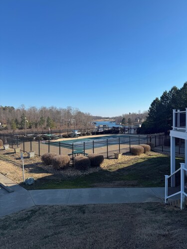 New Listing Cozy 3-bedroom house in marvelous Mineral with pool, tennis, marina.