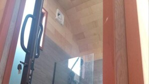 مجففات شعر، مناشف، صابون، ورق حمّام