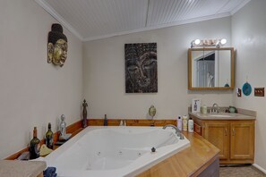 Regadera, secadora de cabello, toallas, jabón 