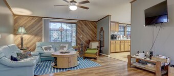 Gorgeous 3-bedroom house bike to Dupont State Forest