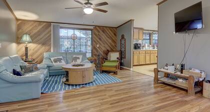 Gorgeous 3-bedroom house bike to Dupont State Forest