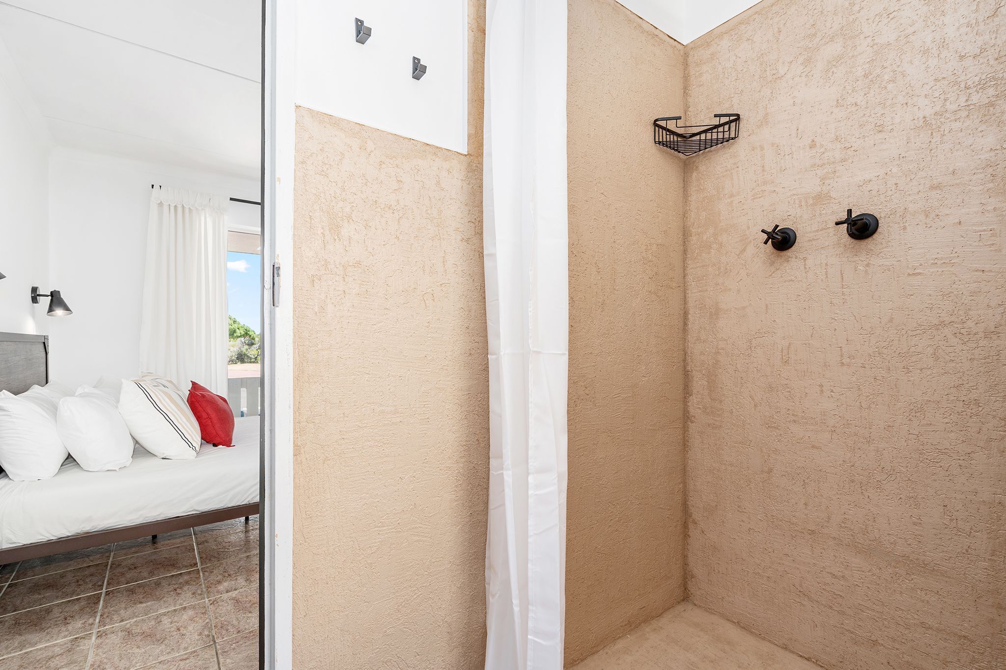 Un baño moderno con zona de ducha, inodoro y lavabo.