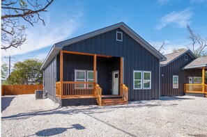 Exterior - Bright and Fancy 3-Bedroom Near Fun Riverwalk! (San Antonio)