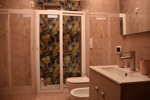 Habitación con 1 cama matrimonial o 2 individuales, cocina, vista al patio | Baño