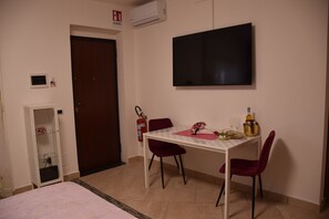 Habitación con 1 cama matrimonial o 2 individuales, cocina, vista al patio | Área de sala de estar