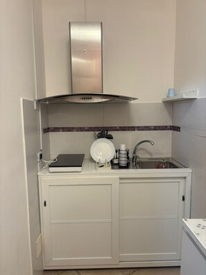 Double or Twin Room, Kitchen, Courtyard View | Private kitchen - Milù B&B (Sant'Egidio del Monte Albino)