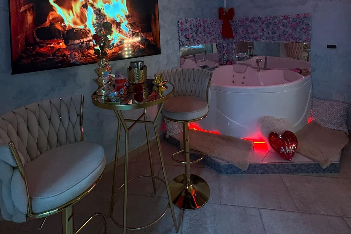 Comfort Suite, Courtyard View | Free WiFi