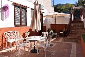 Habitació doble o amb dos llits individuals familiar, cuina, vistes al pati | Terrassa o pati