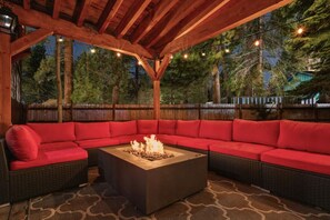 Property grounds - Tahoe Cabin - Hot Tub, Fire Pit, Pool Table, 12Mins to Heavenly - perfect for friends & families (South Lake Tahoe)