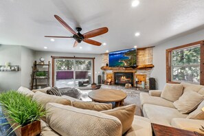 Smart TV, chimenea y libros 