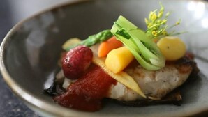 En tallerken med forskellige grøntsager og sauce.
