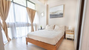 Une chambre à coucher avec un lit en bois, une table de chevet avec une lampe et un tableau accroché au mur.