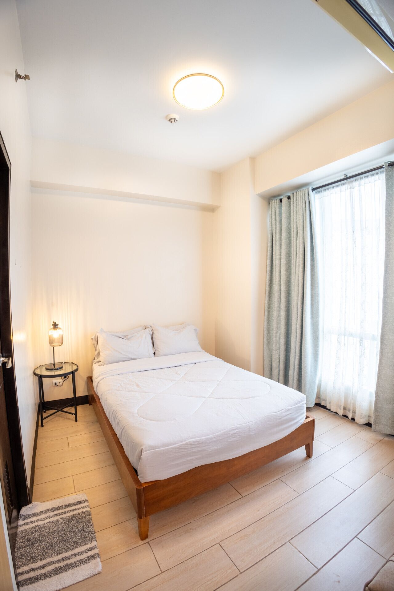 Desk, WiFi, bed sheets