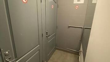 Ducha, secador de pelo, toallas, jabón