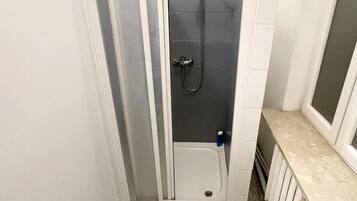 Dusche, Haartrockner, Handtücher, Seife