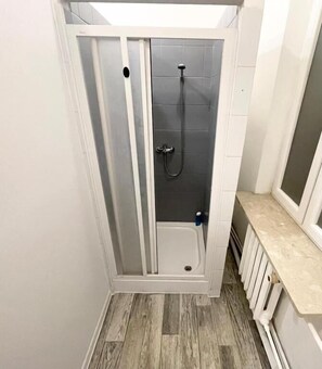 Shower, hair dryer, towels, soap - Fantastic Inn Warsaw - CH5 (Warsaw)