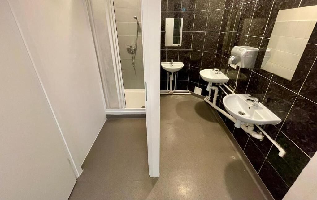 Duş, saç kurutma makinesi, havlu, sabun 