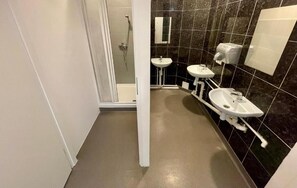 Shower, hair dryer, towels, soap - Fantastic Inn Warsaw - CH5 (Warsaw)