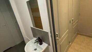 Regadera, secadora de cabello, toallas, jabón