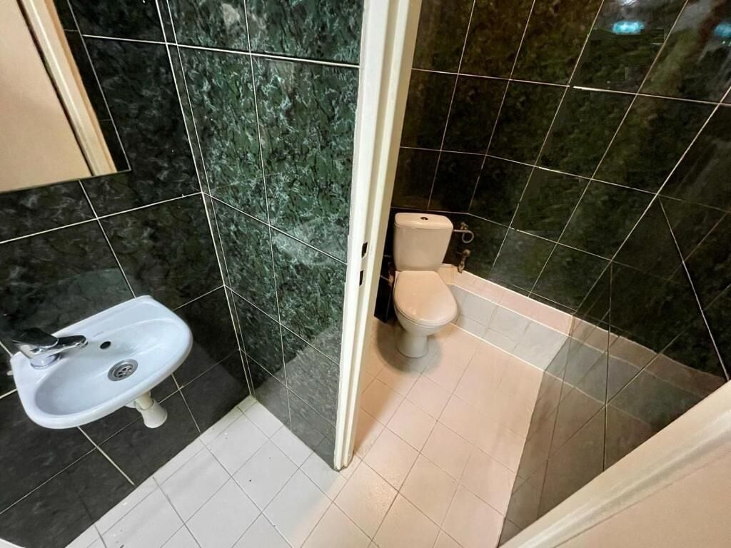 ฝักบัว, ไดร์เป่าผม, ผ้าเช็ดตัว, สบู่