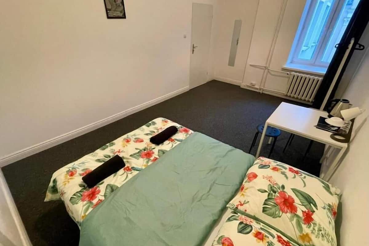 Kamar Double Klasik, 1 Tempat Tidur Double | Meja kerja, ruang kerja ramah laptop, dan setrika/meja setrika