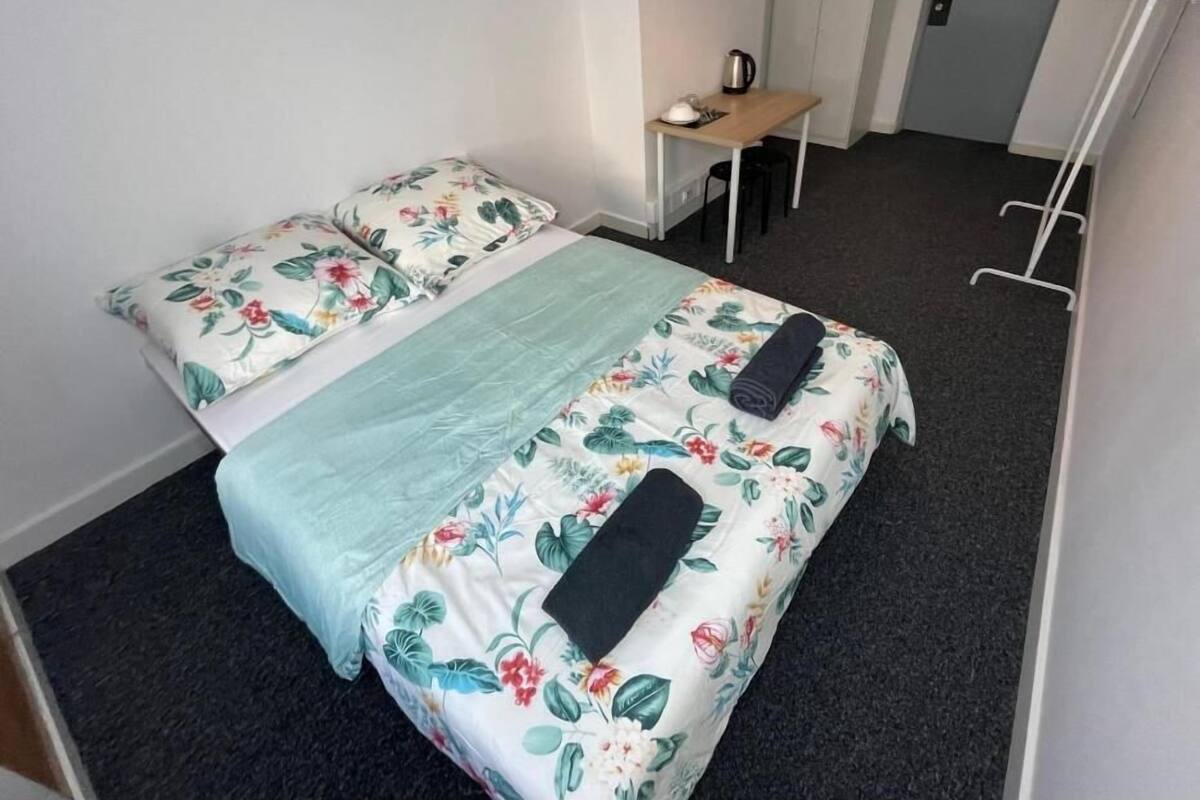Kamar Double Klasik, 1 Tempat Tidur Double | Meja kerja, ruang kerja ramah laptop, dan setrika/meja setrika