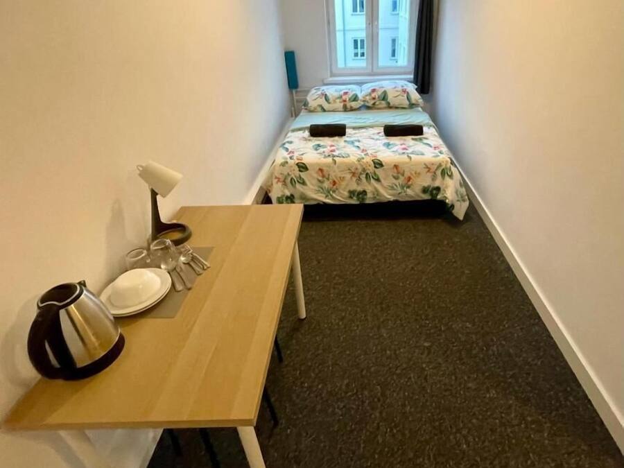 Quarto casal clássico, 1 cama de casal | Escrivaninha, espaço de trabalho para notebook