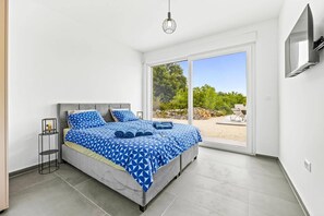Tabla de planchar con plancha, wifi gratis y ropa de cama 