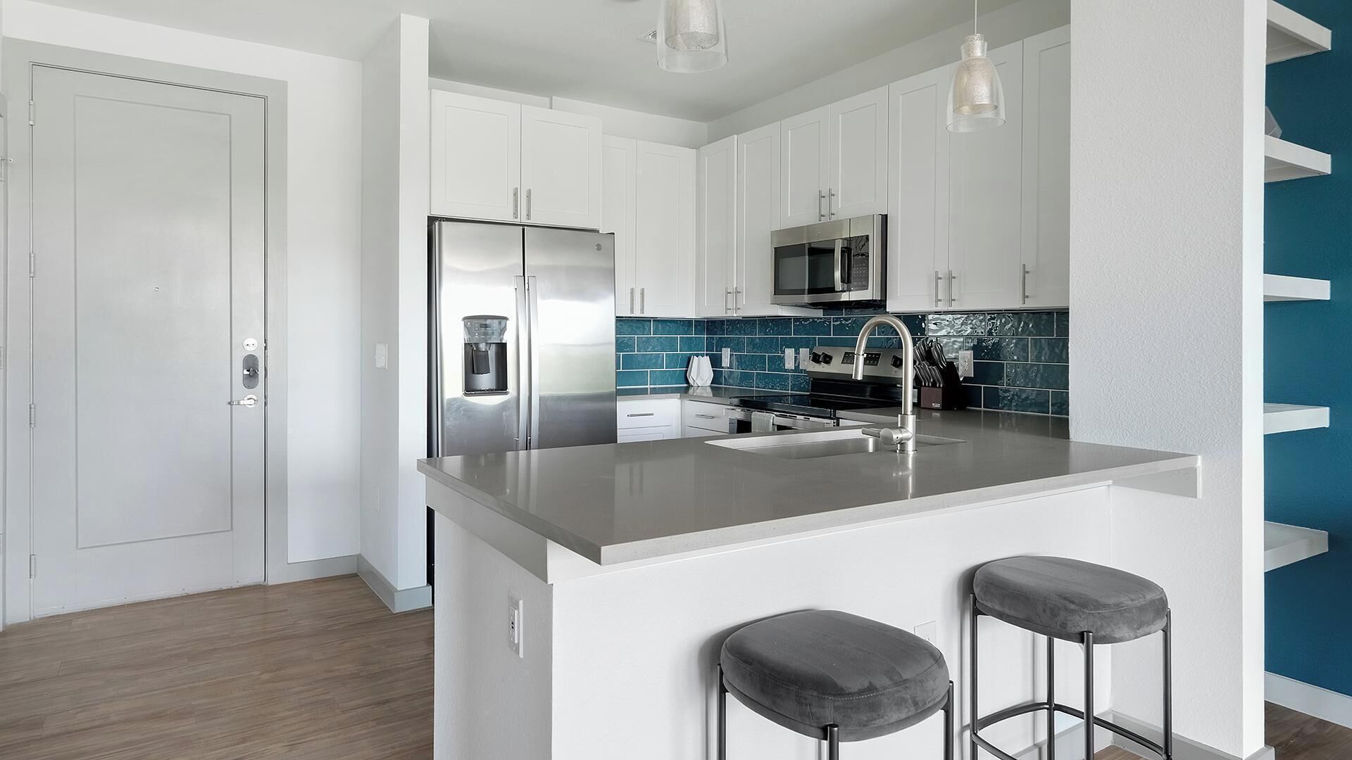 Réfrigérateur, tables à manger