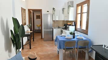 Apartamento, vista para a cidade | Cozinha privada | Chaleira elétrica, cadeirão de bebê