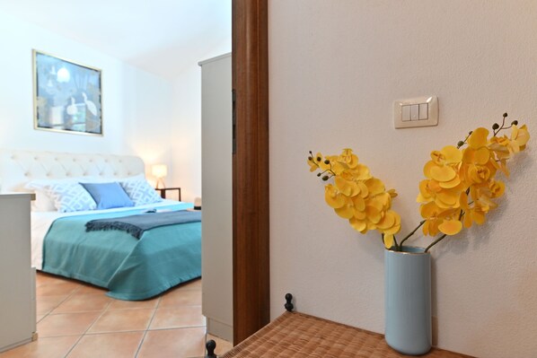 Căn hộ, quang cảnh thành phố | Màn/rèm cản sáng, bàn ủi/dụng cụ ủi quần áo