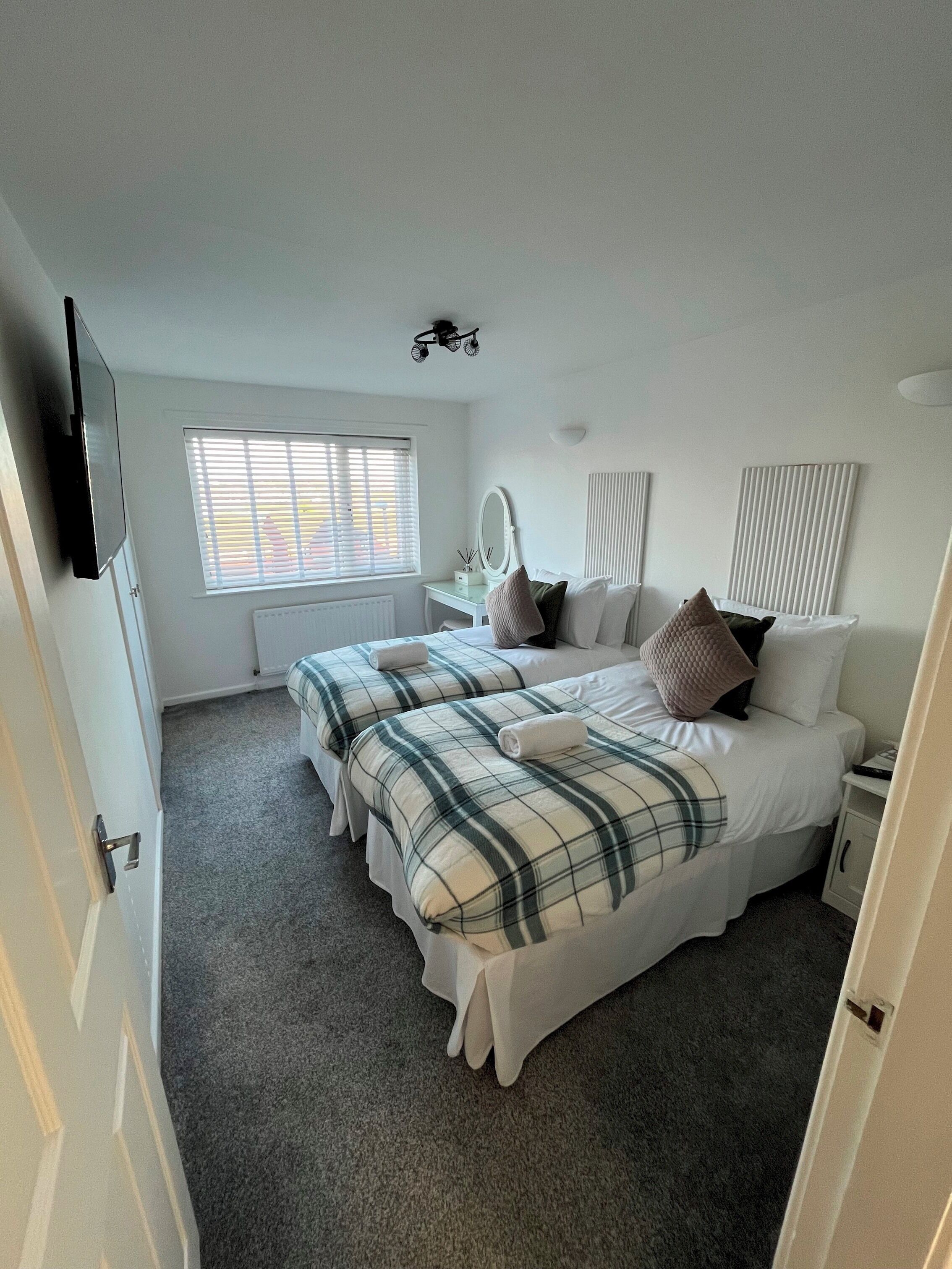 Tabla de planchar con plancha, wifi gratis y ropa de cama 