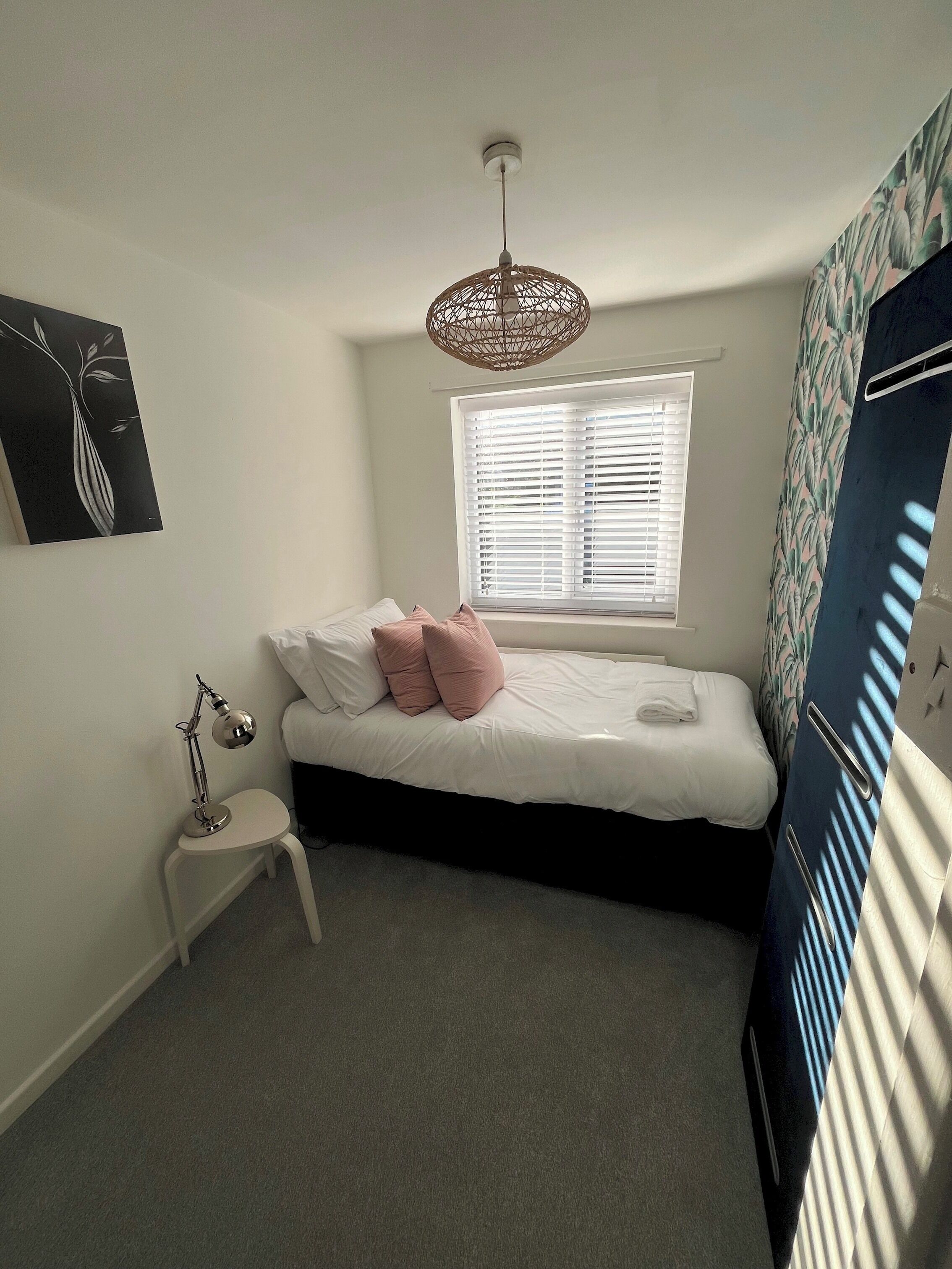 Iron/ironing board, free WiFi, bed sheets