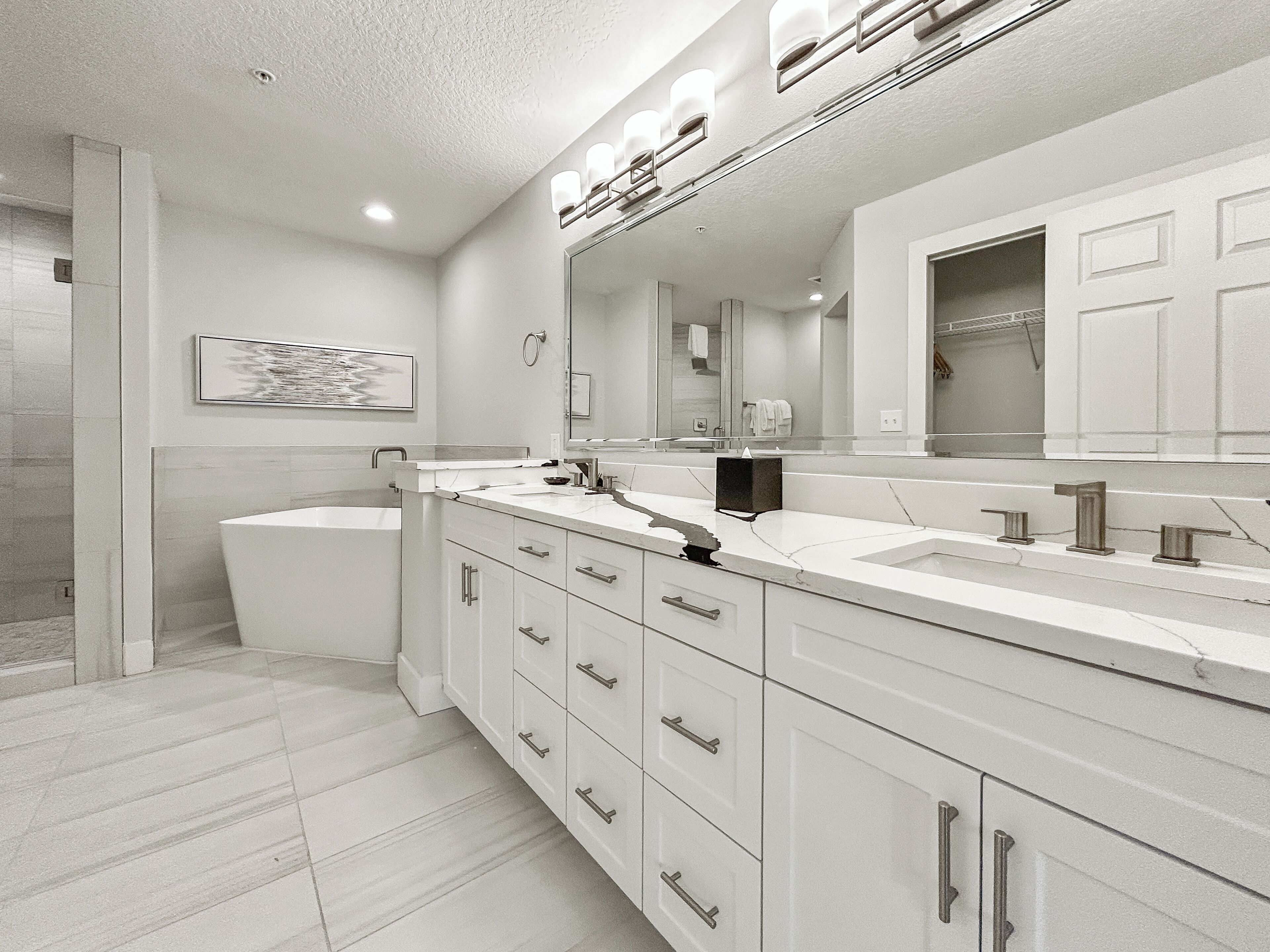 Haartrockner, Handtücher, Seife, Toilettenpapier