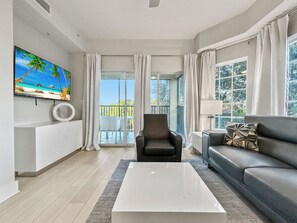 Living area - Family-Friendly 3-Bedroom Condo for 6 and 5 min to Disney (Orlando)