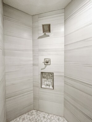 Hair dryer, towels, soap, toilet paper - Family-Friendly 3-Bedroom Condo for 6 and 5 min to Disney (Orlando)
