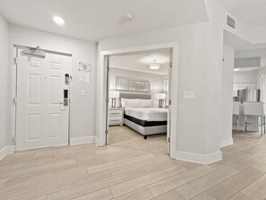 3 bedrooms, iron/ironing board, WiFi, bed sheets - Family-Friendly 3-Bedroom Condo for 6 and 5 min to Disney (Orlando)