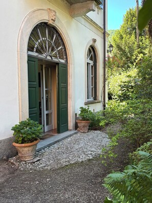 Exterior detail - The Lemon House Lemon House at the Lake. Elegant apartment with garden (Bellagio)