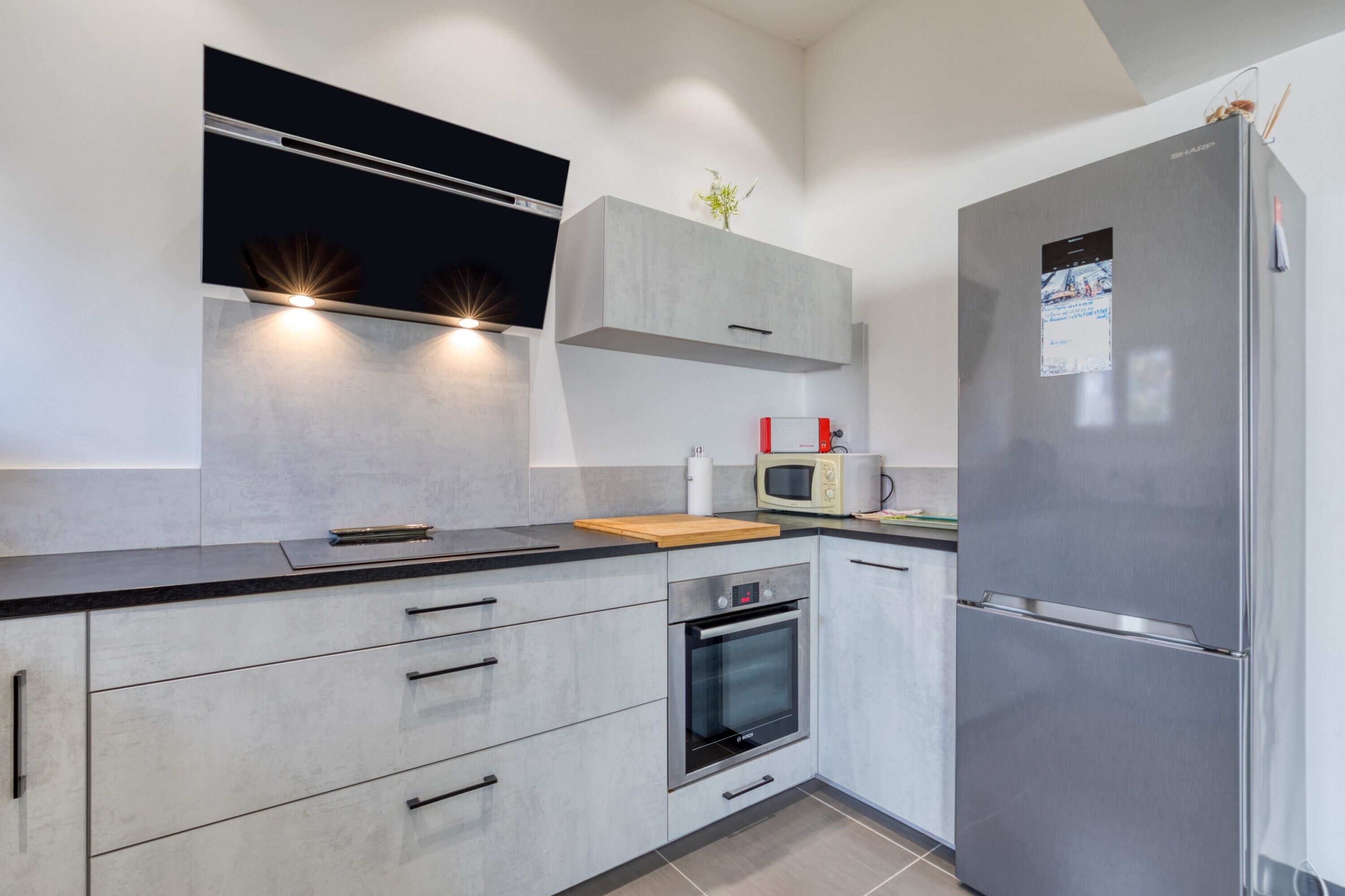 Frigorifero, microonde, forno, piano cottura