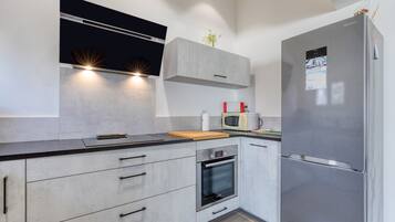 Frigorifero, microonde, forno, piano cottura