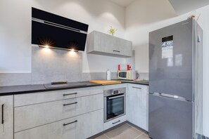 Fridge, microwave, oven, stovetop - Air-Conditioned House for 4–6 Guests Near Saintes Maries de la Mer (Saintes-Maries-de-la-Mer)