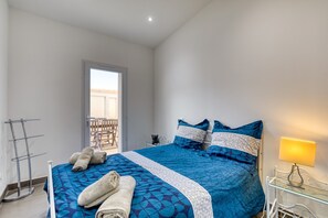 Planxa i posts de planxar, wifi i roba de llit